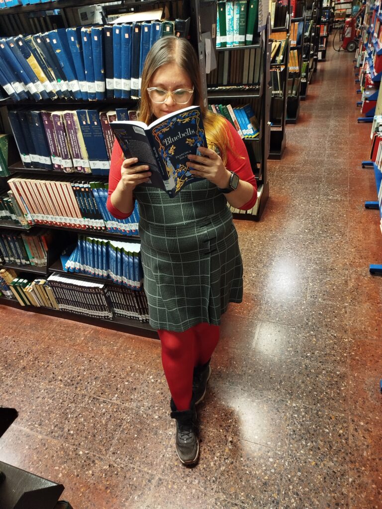 Universidad de Santiago de Chile comparte la cuarta recomendación lectora de CABID con Bluebells, de Francisca Solar 1 RECOMENDACIÓN_USACH_FOTO